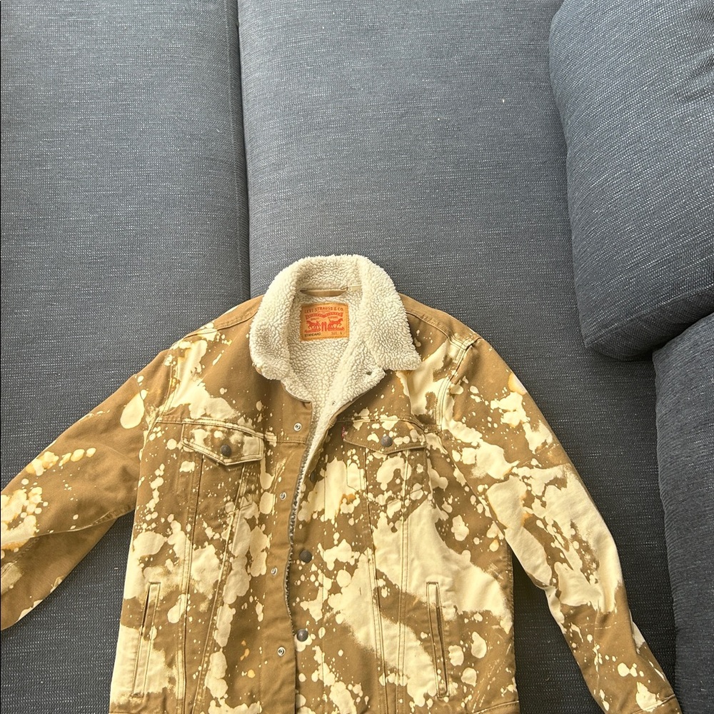 Vintage Levi’s Sherpa-Lined Trucker Jacket – Distressed Paint Splatter Style